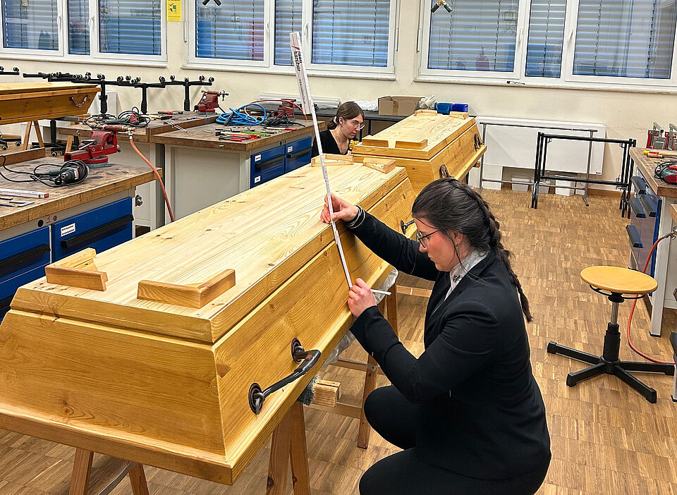 ©BDB Praktische Prüfung im Bundesausbildungszentrum der Bestatter in Münnerstadt